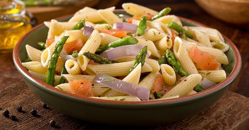 Salade de pâtes au saumon et asperges vertes