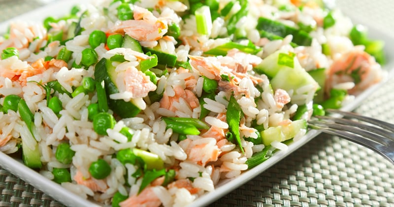 Salade de riz au saumon, petits pois et concombre