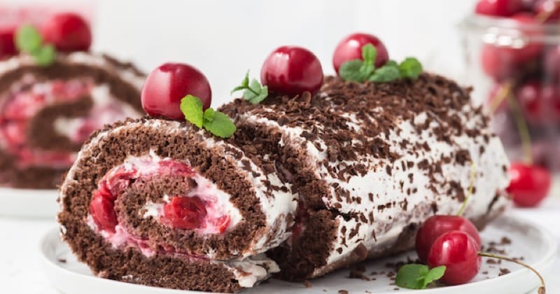 Roulé au chocolat et aux cerises