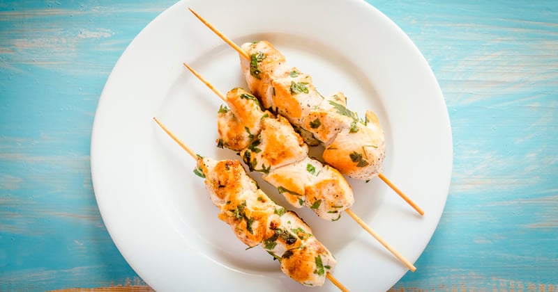 Brochettes de poulet healthy au citron et aux herbes