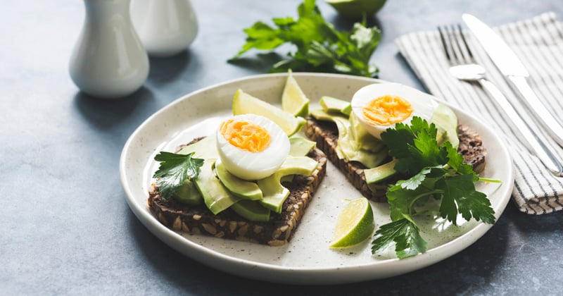 Tartine à l'avocat et &oelig;uf mollet