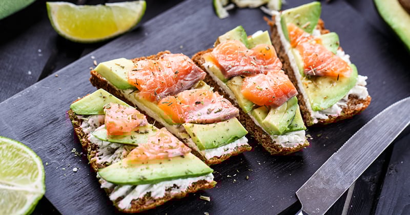 Tartine au saumon fumé et à l'avocat