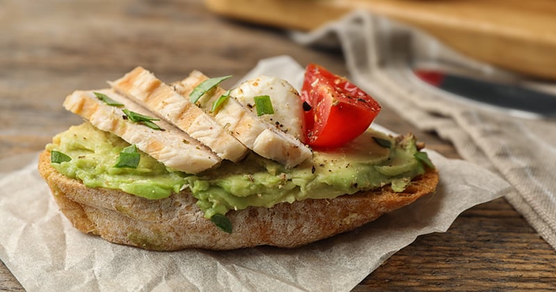Tartines au guacamole, poulet et tomate