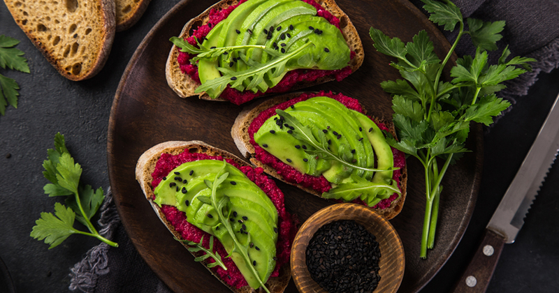 Tartines à l'houmous de betterave et avocat