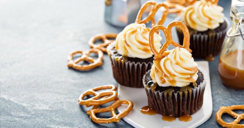 Les cupcakes au chocolat et au caramel sont délicieux