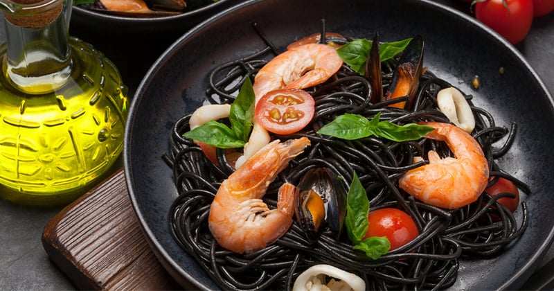 Spaghettis à l'encre de seiche aux crevettes