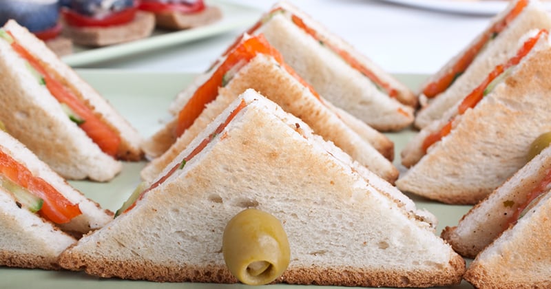 Club sandwich au saumon fumé, concombre et aux olives