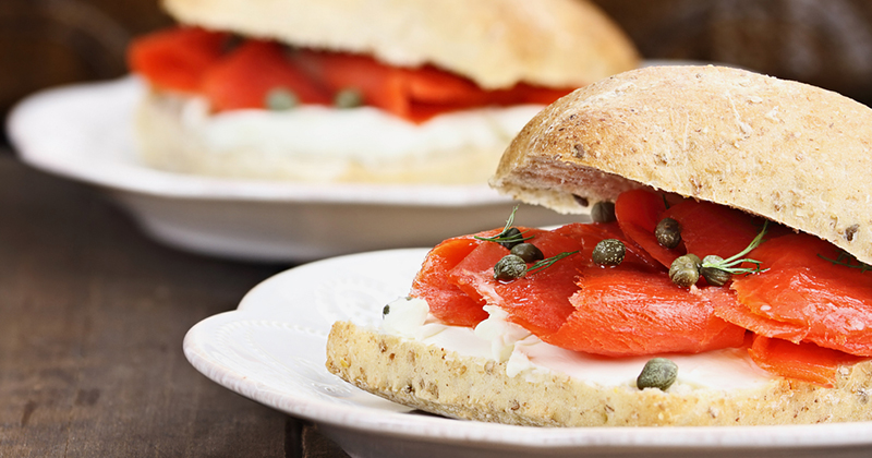 Sandwich au saumon fumé, épinards et fromage frais