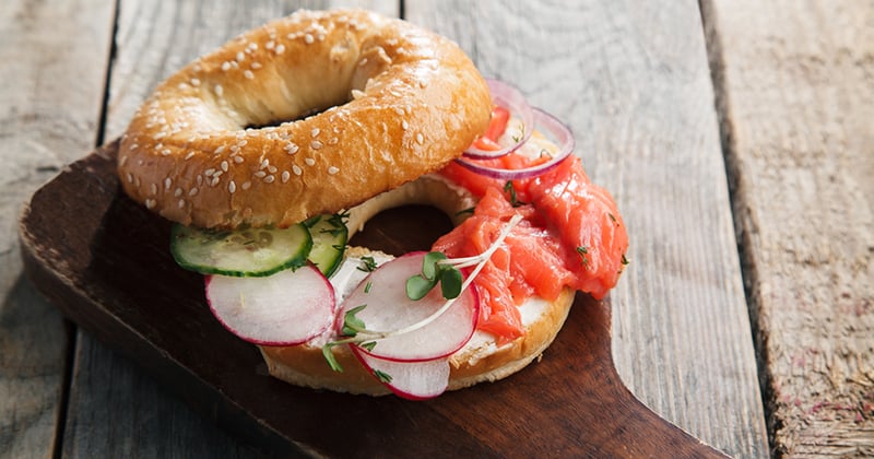 Bagel au saumon, cream cheese, concombre et roquette