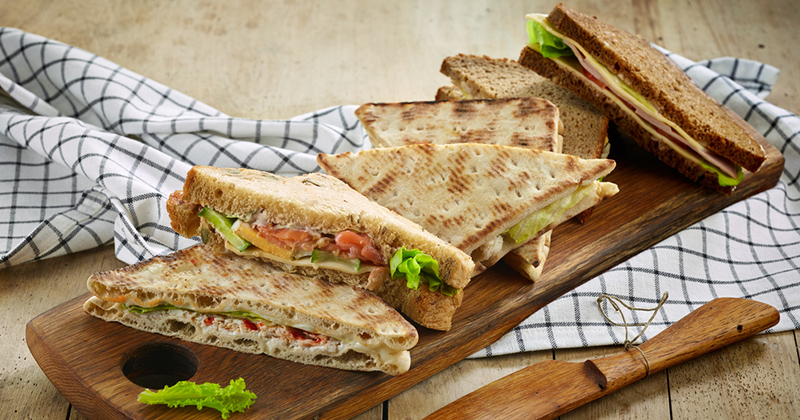 Sandwich suédois au saumon et à la sauce yaourt