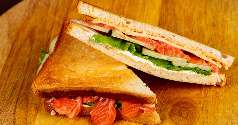 Club sandwich au saumon fumé et à l'avocat