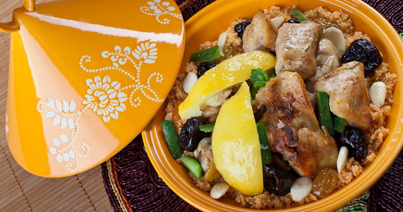 Tajine de poulet aux abricots et citrons confits