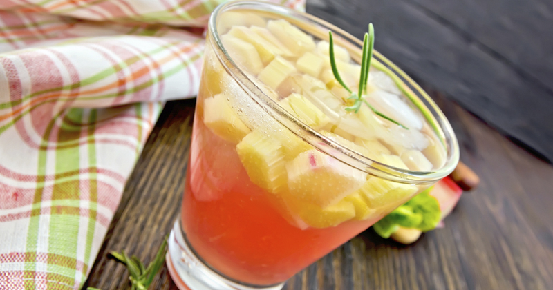 Cocktail à la vodka, à la rhubarbe et au romarin