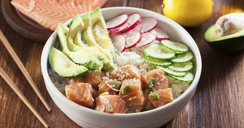 Poke bowl au saumon mariné au miel et au soja