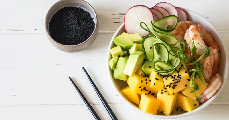 Poke bowl aux crevettes et sauce tropicale