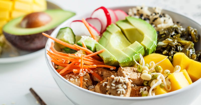 Pokebowl au poulet caramélisé et à la mangue