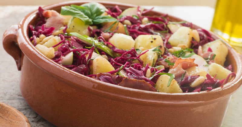 Salade de pommes de terre au chou rouge et sauce au curcuma et tahini