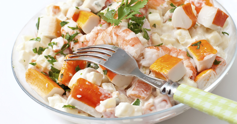 Salade de pommes de terre au surimi et aux crevettes