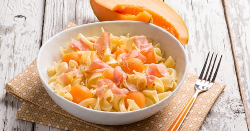 Salade de pâtes, melon et jambon de parme