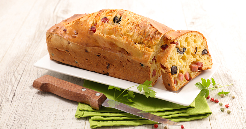 Cake au jambon et olives noires