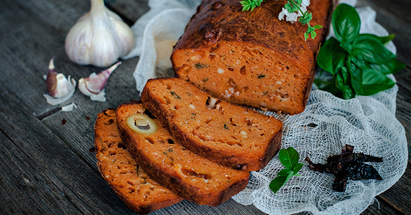 Cake aux olives au coulis de tomates