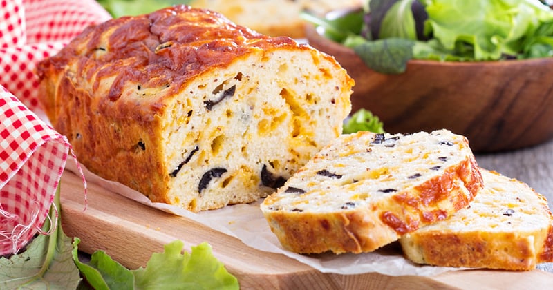 Cake au thon à l'emmental et aux olives noires