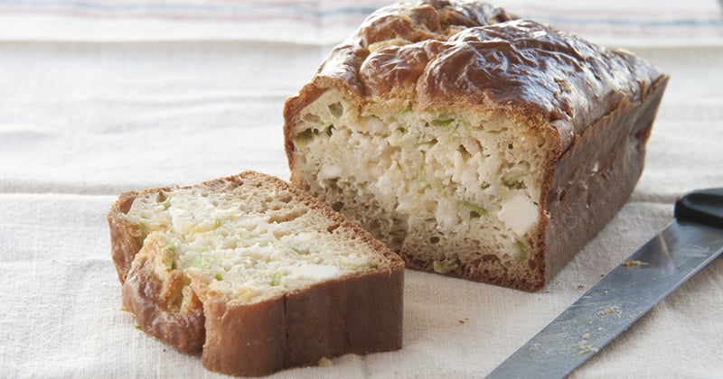 Cake à la truite aux poireaux et feta