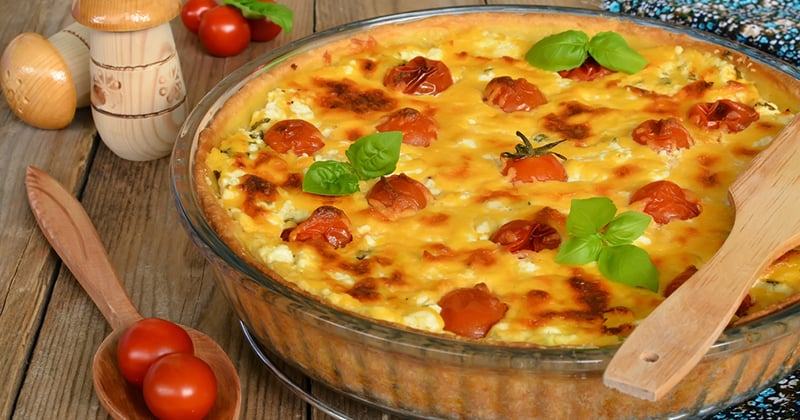 Quiche au saumon fumé et au fromage frais à l'ail et fines herbes