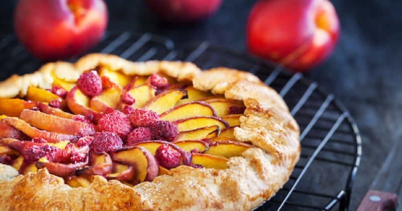 Tarte rustique aux nectarines et aux framboises