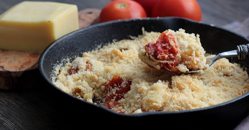 Crumble aux tomates, oignons et parmesan