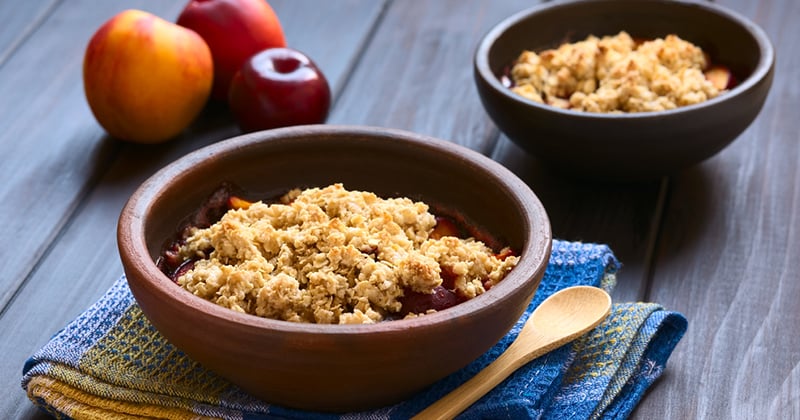 Crumble aux nectarines, prunes, amandes et noisettes