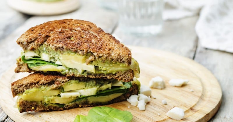 Sandwich grillé au pesto, avocat et épinards