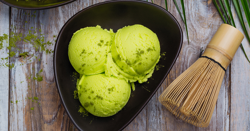 Glace au thé matcha et coulis de cerises