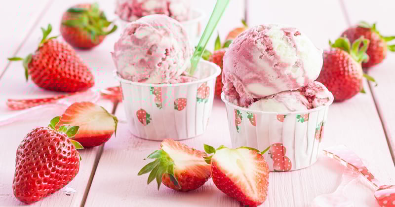 Glace à la fraise et au chocolat blanc