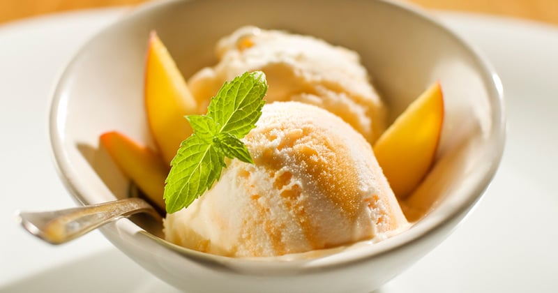 Glace aux pêches, miel et romarin