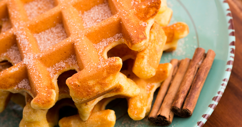 Gaufres aux pommes, cannelle et sirop d'érable 
