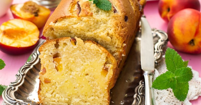 Cake aux pêches, cottage cheese et noix de coco râpée