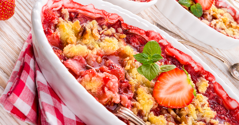 Crumble aux fraises, pommes et mangue