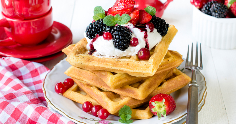 Gaufres aux fruits rouges et à la crème montée
