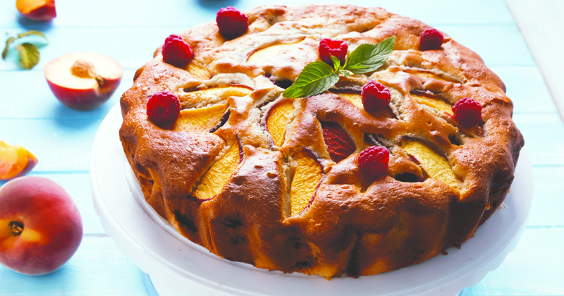 Gâteau moelleux aux pêches et framboises