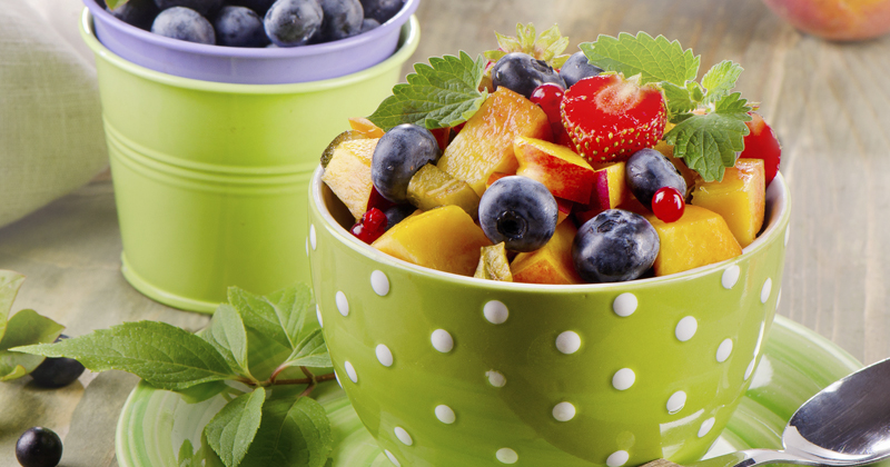 Salade de fruits aux fraises, pommes et mangues
