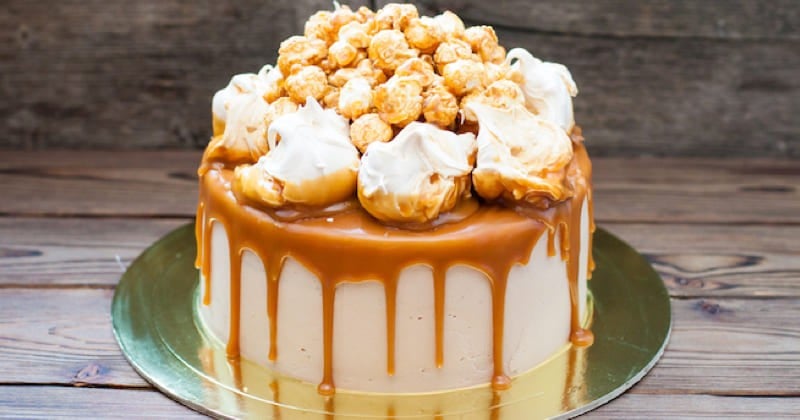 Cheesecake chocolat blanc avec meringues et pop-corn au caramel