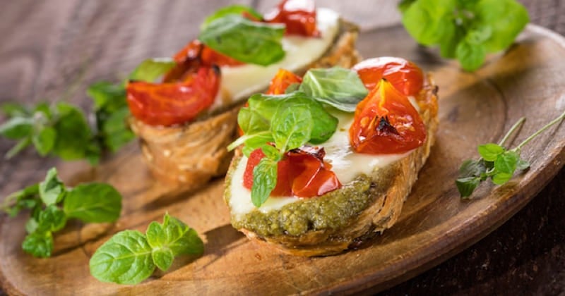 Bruschetta tomates, pesto et mozzarella