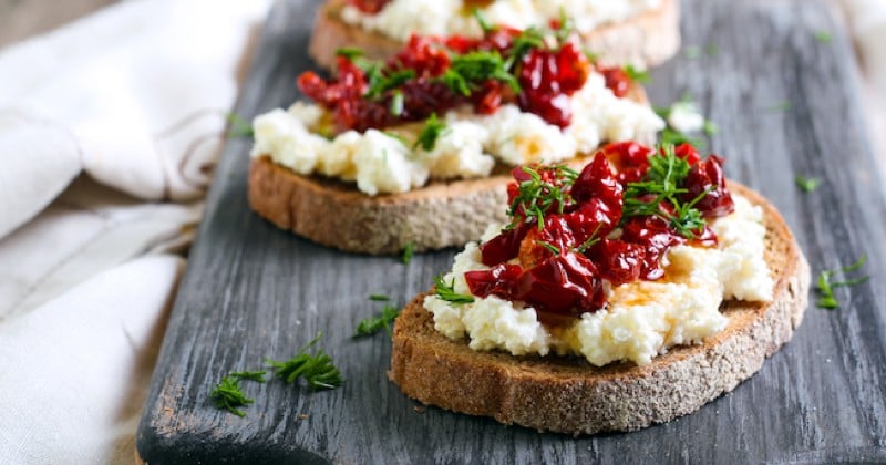 Toasts ricotta et tomates séchées au paprika