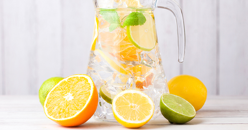 Detox water aux agrumes et au romarin