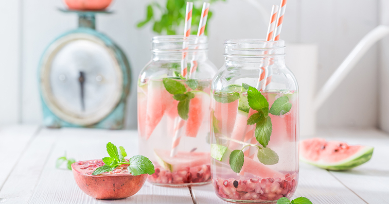 Eau detox à la grenade, pastèque et citron vert 