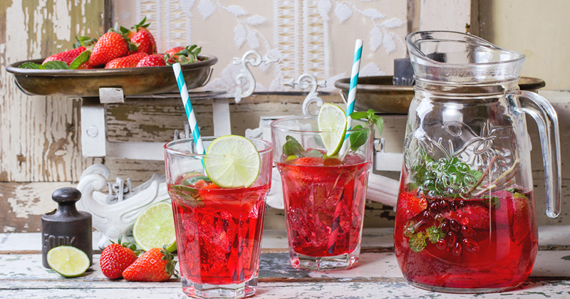 Eau detox aux fraises, citron et menthe
