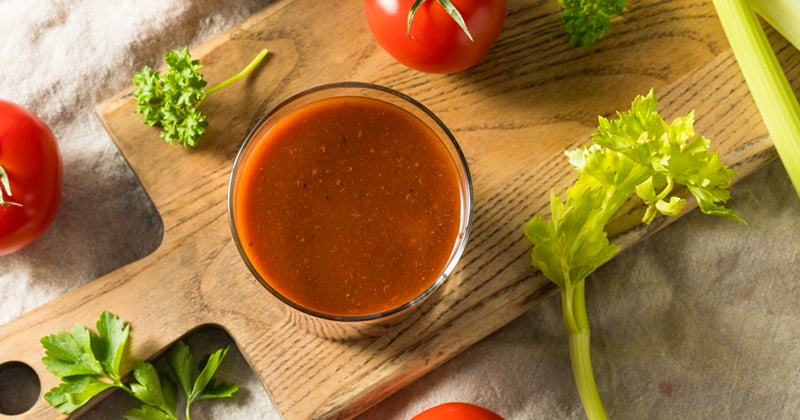 Jus detox aux tomates, céleri branche et Tabasco 