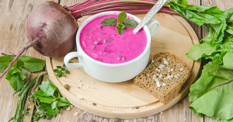 Soupe froide aux betteraves, concombres et pesto aux épinards