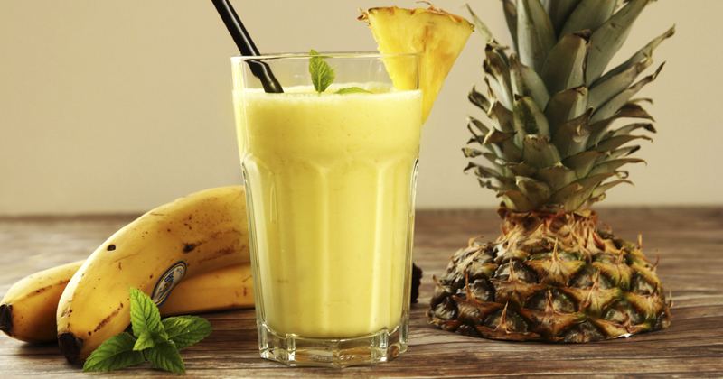 Smoothie à l'ananas, banane et citron vert
